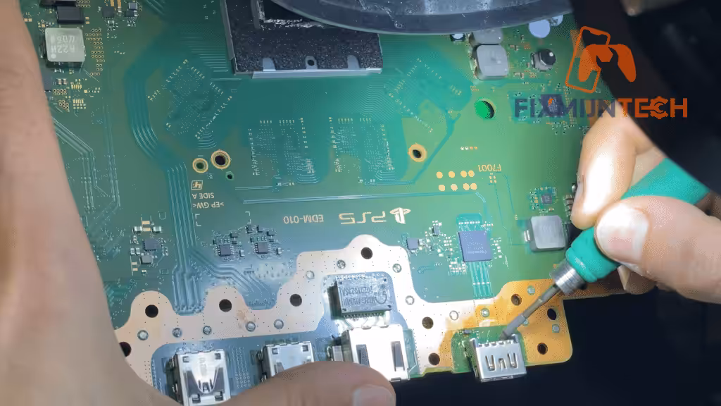Een specialist van FixMyTech aan het werk tijdens een reparatie